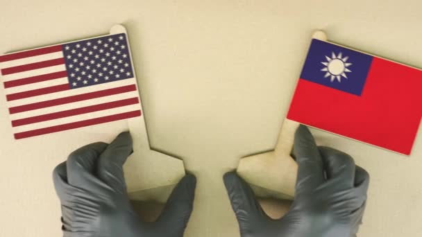 Drapeaux des États-Unis et de Taiwan en papier recyclé sur la table en carton — Video