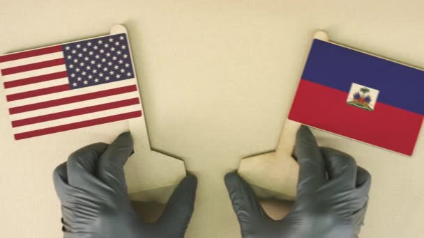 Vlajky USA a Haiti z recyklovaného papíru na kartonovém stole — Stock video