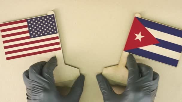 Banderas de Estados Unidos y Cuba de papel reciclado sobre la mesa de cartón — Vídeo de stock