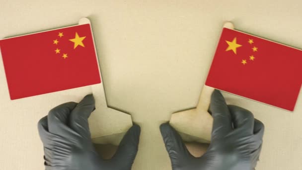 Bandeiras da China feitas de papelão na mesa — Vídeo de Stock