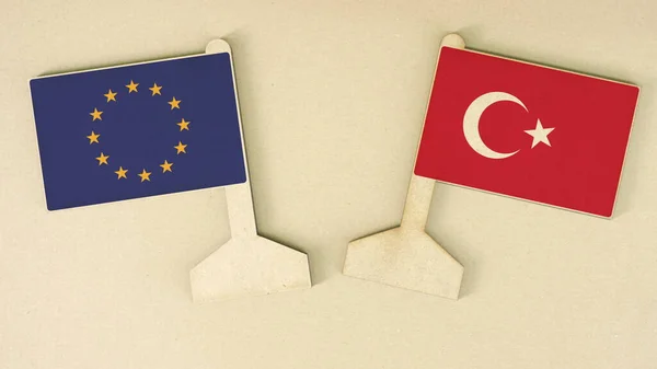 Флаги Европейского Союза и Турции из переработанной бумаги на картонном столе, плоская планировка — стоковое фото