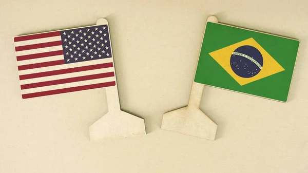 Флаги США и Бразилии из переработанной бумаги на картонном столе, плоская планировка — стоковое фото