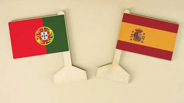 Bandeiras de Portugal e Espanha feitas de papel reciclado na mesa de papelão, layout plano — Fotografia de Stock
