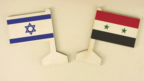 이스라엘과 시리아의 깃발은 판지로 된 책상 위에 재활용 종이로 만들어 져 있고, 평평 한 배치가 되어 있다 — 스톡 사진