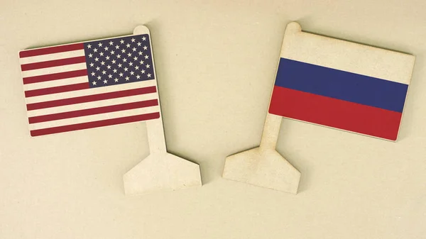 Прапори США та Росії виготовлені з переробленого паперу на картоні, плоске макетування. — стокове фото