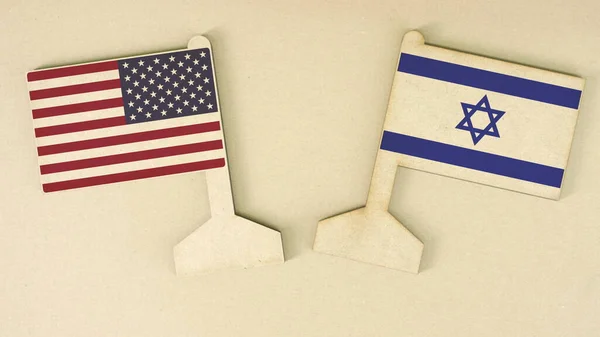 Flaggor i USA och Israel tillverkade av återvunnet papper på pappbordet, platt layout, top-down vy — Stockfoto