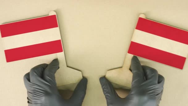 Dwie flagi Austrii wykonane z papieru z recyklingu na stole tekturowym — Wideo stockowe
