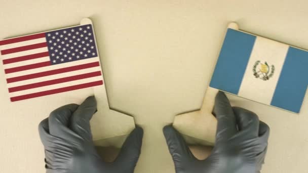 Drapeaux des États-Unis et du Guatemala en carton sur le bureau — Video