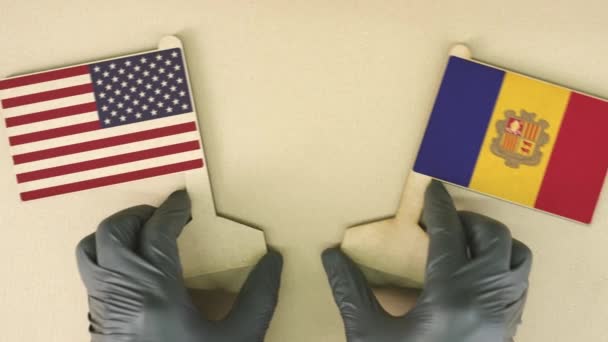 Флаги США и Андорры из переработанной бумаги на картонном столе — стоковое видео