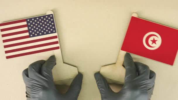 Флаги США и Туниса из переработанной бумаги на картонном столе — стоковое видео