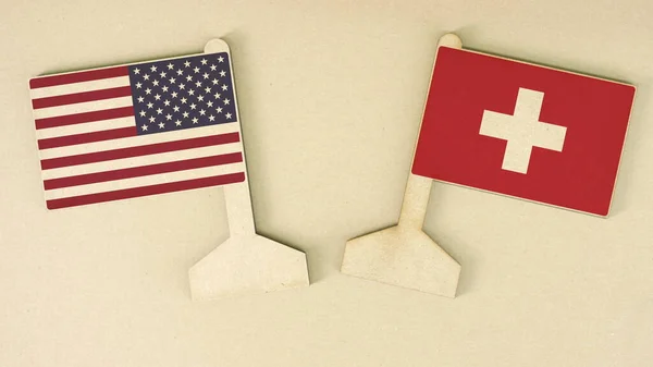 Banderas de EE.UU. y Suiza hechas de papel reciclado en el escritorio de cartón, diseño plano — Foto de Stock