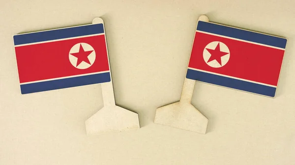 Nordkoreafahnen aus Recyclingpapier auf dem Papptisch, flaches Layout — Stockfoto