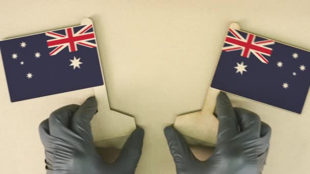 Bandeiras da Austrália feitas de papelão na mesa — Vídeo de Stock