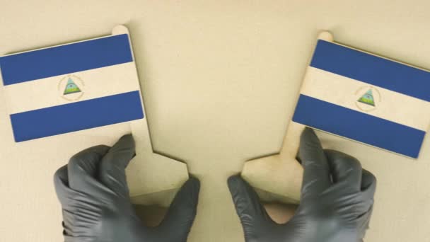 Флаги Никарагуа из переработанной бумаги на картонном столе — стоковое видео