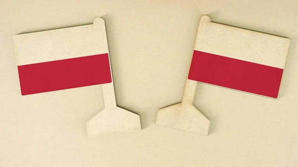 Dos banderas de Polonia hechas de papel reciclado en el escritorio de cartón, diseño plano —  Fotos de Stock