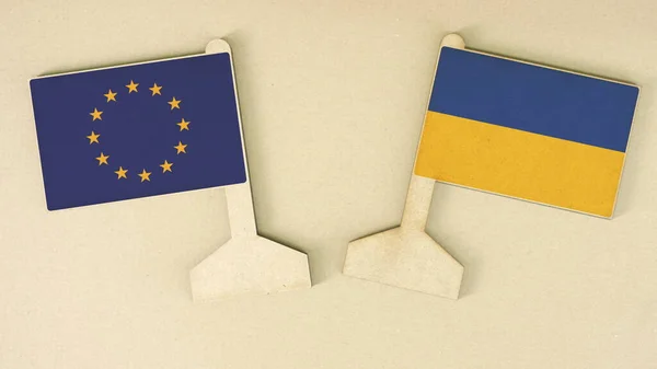 Bandeiras da União Europeia e da Ucrânia feitas de papel reciclado na mesa de papelão, layout plano — Fotografia de Stock