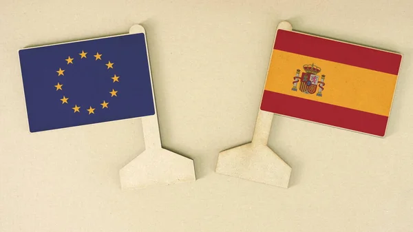 Bandiere dell'Unione europea e della Spagna in carta riciclata sul banco di cartone, pianta piatta — Foto Stock