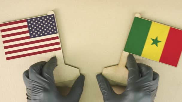 Drapeaux des États-Unis et du Sénégal en papier recyclé sur la table en carton — Video