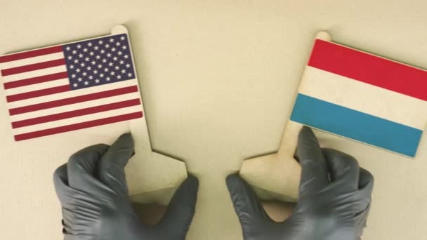 Drapeaux des États-Unis et du Luxembourg en papier recyclé sur la table en carton — Video
