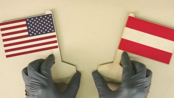 Banderas de Estados Unidos y Austria de papel reciclado en la mesa de cartón — Vídeos de Stock