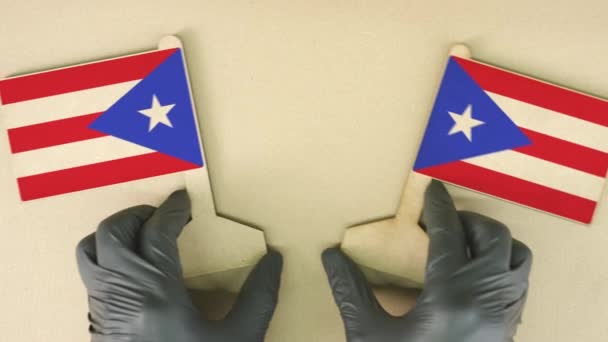 Banderas de Puerto Rico de cartón sobre el escritorio — Vídeo de stock
