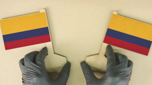Banderas de Colombia hechas de papel reciclado en la mesa de cartón — Vídeos de Stock