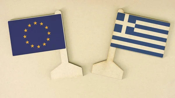 Europeiska unionens och Greklands flaggor av återvunnet papper på kartongdisken, platt layout — Stockfoto