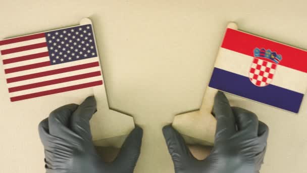 Bandeiras dos EUA e da Croácia feitas de papel reciclado na mesa de papelão — Vídeo de Stock