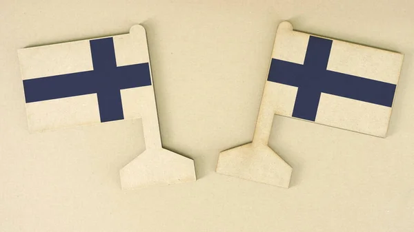 Dwie flagi Finlandii wykonane z tektury na biurku, płaski układ — Zdjęcie stockowe