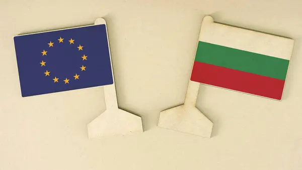 Az Európai Unió és Bulgária zászlói újrahasznosított papírból, kartonpapíron, lapos elrendezésben — Stock Fotó