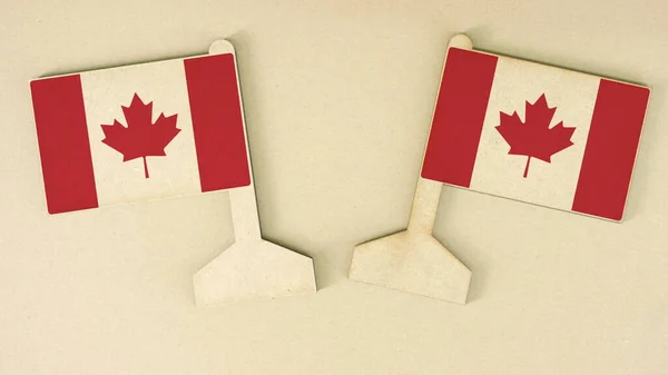 Flaggen von Kanada aus Recyclingpapier auf dem Papptisch, flaches Layout — Stockfoto