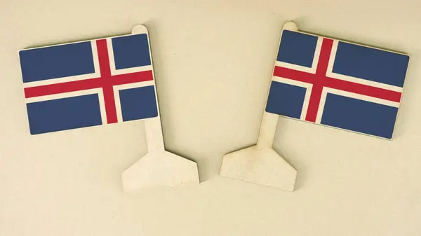 Flagi Islandii wykonane z papieru z recyklingu na biurku kartonowym, płaski układ — Zdjęcie stockowe