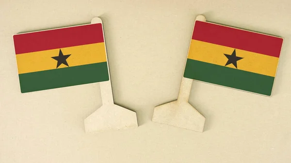 Banderas de Ghana hechas de papel reciclado en el escritorio de cartón, diseño plano — Foto de Stock