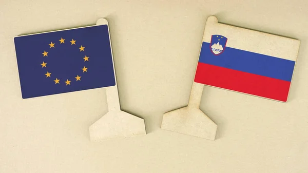 Два прапори Європейського Союзу та Словенії виготовлені з переробленого паперу на картоні. — стокове фото