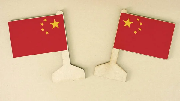 Flaggen Chinas aus Pappe auf dem Schreibtisch, flaches Layout — Stockfoto