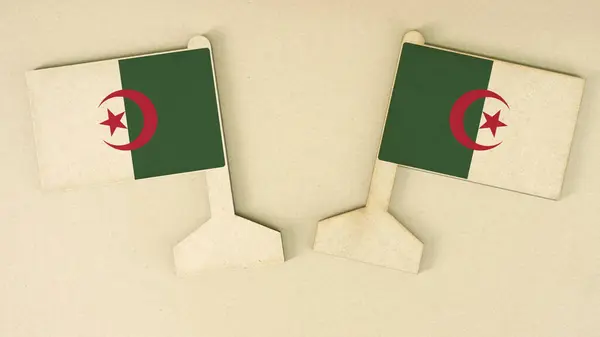 段ボール机の上に再生紙で作られたアルジェリアの旗,フラットレイアウト — ストック写真