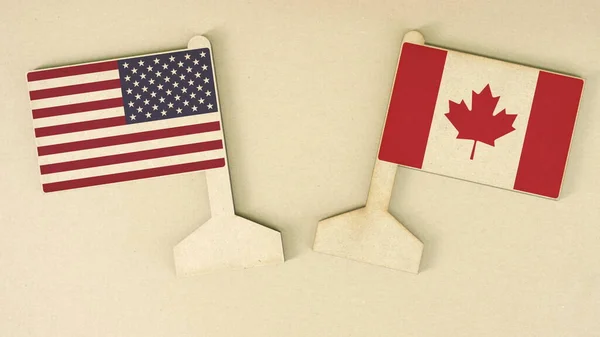 Banderas de los EE.UU. y Canadá hechas de papel reciclado en el escritorio de cartón, diseño plano — Foto de Stock