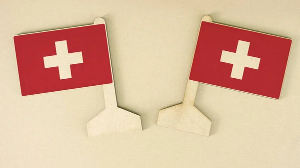 Banderas de Suiza hechas de papel reciclado en el escritorio de cartón, diseño plano —  Fotos de Stock