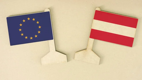 Прапори Європейського Союзу та Австрії виготовлені з переробленого паперу на картоні. — стокове фото