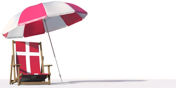 Flaga Danii na krześle plażowym pod dużym parasolem. Wakacje lub podróże koncepcyjne 3d rendering — Zdjęcie stockowe