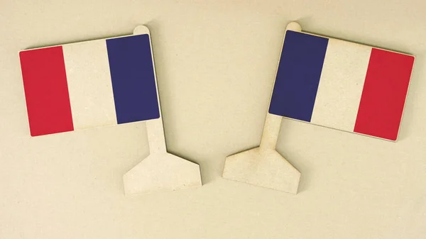 Drapeaux de France en papier recyclé sur le bureau en carton, plan plat — Photo