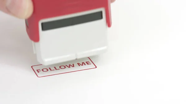 Roter FOLLOW ME-Stempel auf das Papier, Nahaufnahme — Stockfoto