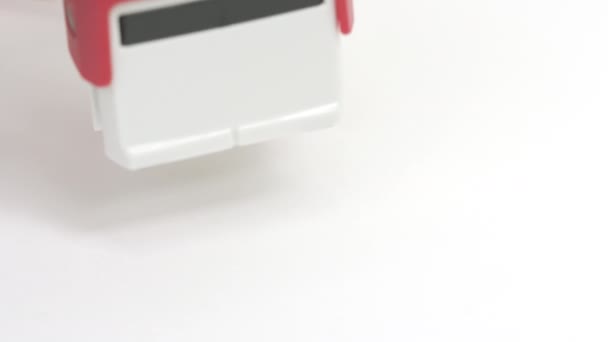 Poser un tampon rouge en caoutchouc REDUNDANT PAPERWORK sur le papier, gros plan — Video