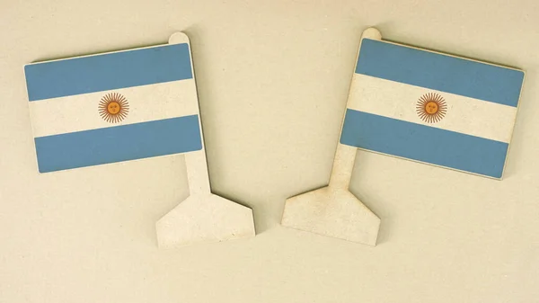 Twee vlaggen van Argentinië van gerecycled papier op het kartonnen bureau, vlakke lay-out — Stockfoto