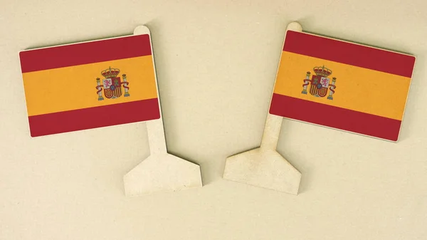 Прапори Іспанії виготовлені з переробленого паперу на картонному столі, плоске макетування. — стокове фото