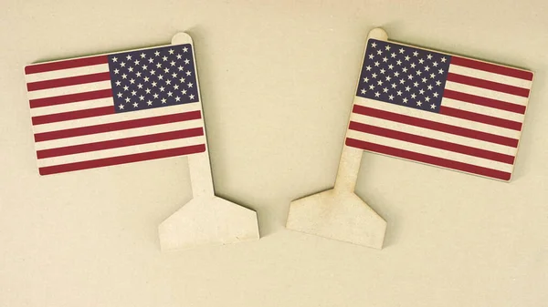 판지로 된 책상 위에 재활용 종이로 만든 미국산 플래그, 납작 한 레이아웃 — 스톡 사진