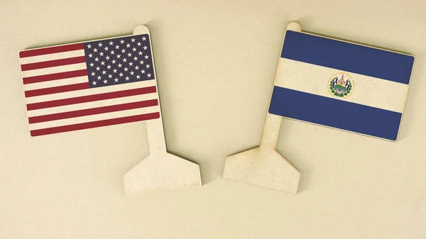 机の上の段ボール製の米国とエルサルバドルの旗、フラットレイアウト — ストック写真
