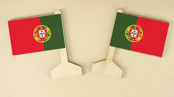 Bandeiras de Portugal feitas de papel reciclado na mesa de papelão, layout plano — Fotografia de Stock