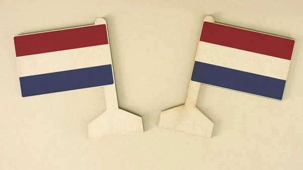 Drapeaux des Pays-Bas en papier recyclé sur le bureau en carton, disposition plate — Photo