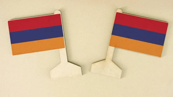Прапори Вірменії виготовлені з переробленого паперу на картонному столі, плоске макетування. — стокове фото